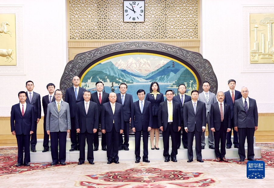 王沪宁会见新党主席吴成典一行