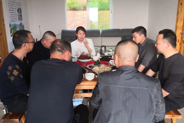 温善连：与群众想在一起，干在一起