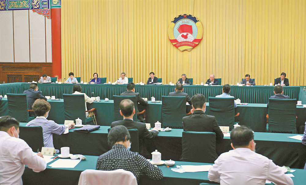 全国政协召开双周协商座谈会 围绕“促进港澳青年更好融入国家发展大局”协商议政 王沪宁主持