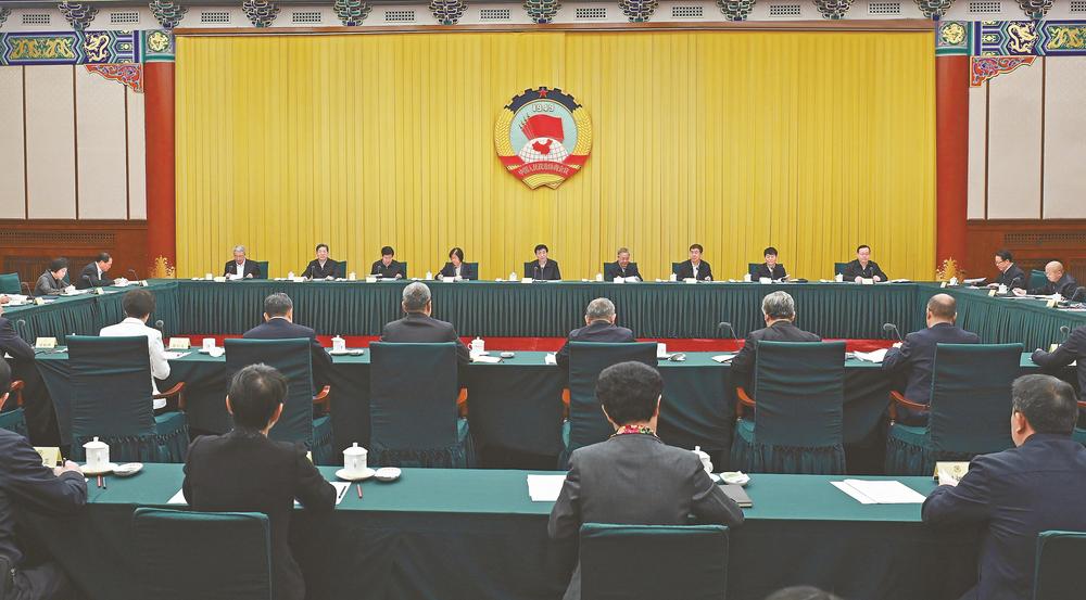 全国政协召开双周协商座谈会 围绕“加快建立新能源产业再生资源回收利用体系”协商议政 王沪宁主持