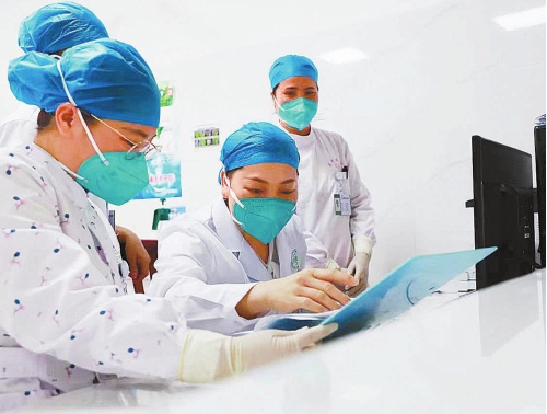  全国人大代表韦小丽：行走乡村的“健康管家”