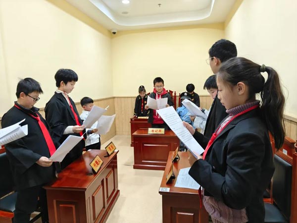  扬州人大：普法宣传“搭上”立法直通车真实法规“融入”模拟法庭