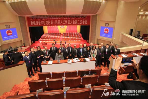  新疆两会首次邀请外宾旁听和境外媒体报道