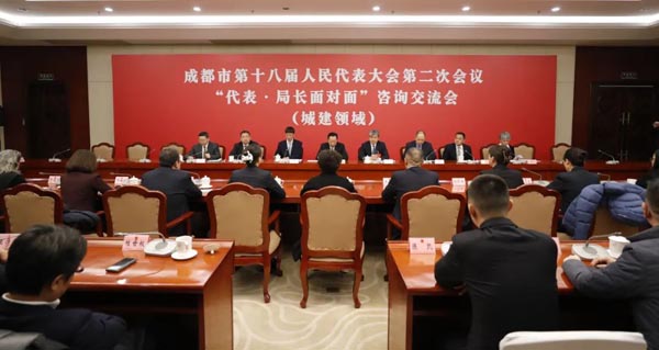  157名人大代表夜“问”局长　成都市人代会历史上首次开展“代表•局长面对面”咨询交流活动