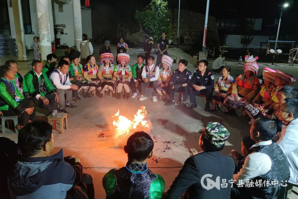 昌宁：把代表联络室建在火塘边