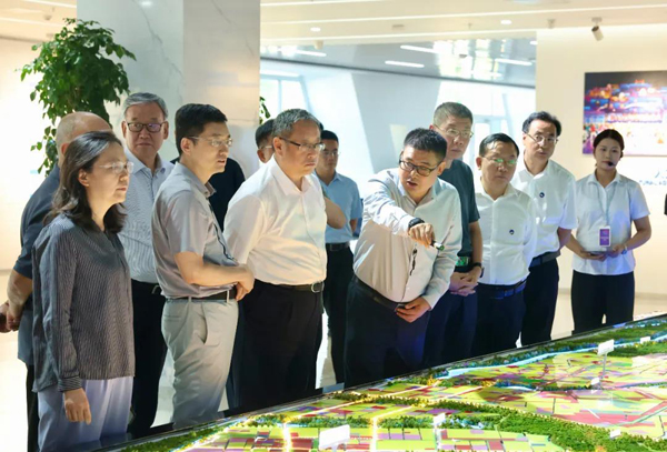 郑建邦率队到新疆调研