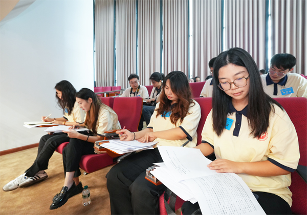 重庆市人大常委会会议首次定向邀请大学生旁听